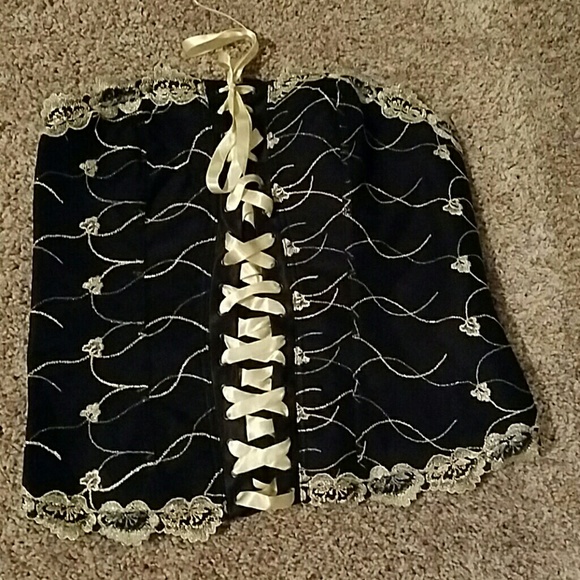 Corset - Picture 1 of 4